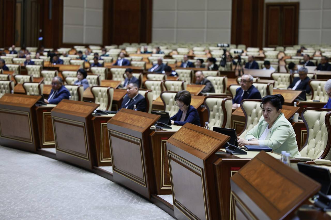 Oliy Majlis Senatining navbatdagi yalpi majlisida Bola huquqlari bo‘yicha vakilning bola huquqlari to‘g‘risidagi qonunchilikka davlat organlari tomonidan rioya etilishi haqidagi ma’ruzasidan lavhalar