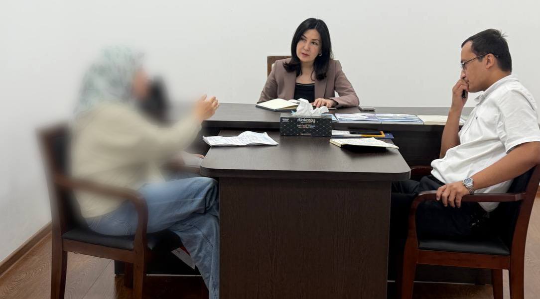 Bolalar ombudsmanining iyul oyi davomida bola huquqlari buzilayotganligi to'g'risida shikoyat bilan kelgan fuqarolar bilan o'tkazgan shaxsiy qabulidan fotolavhalar