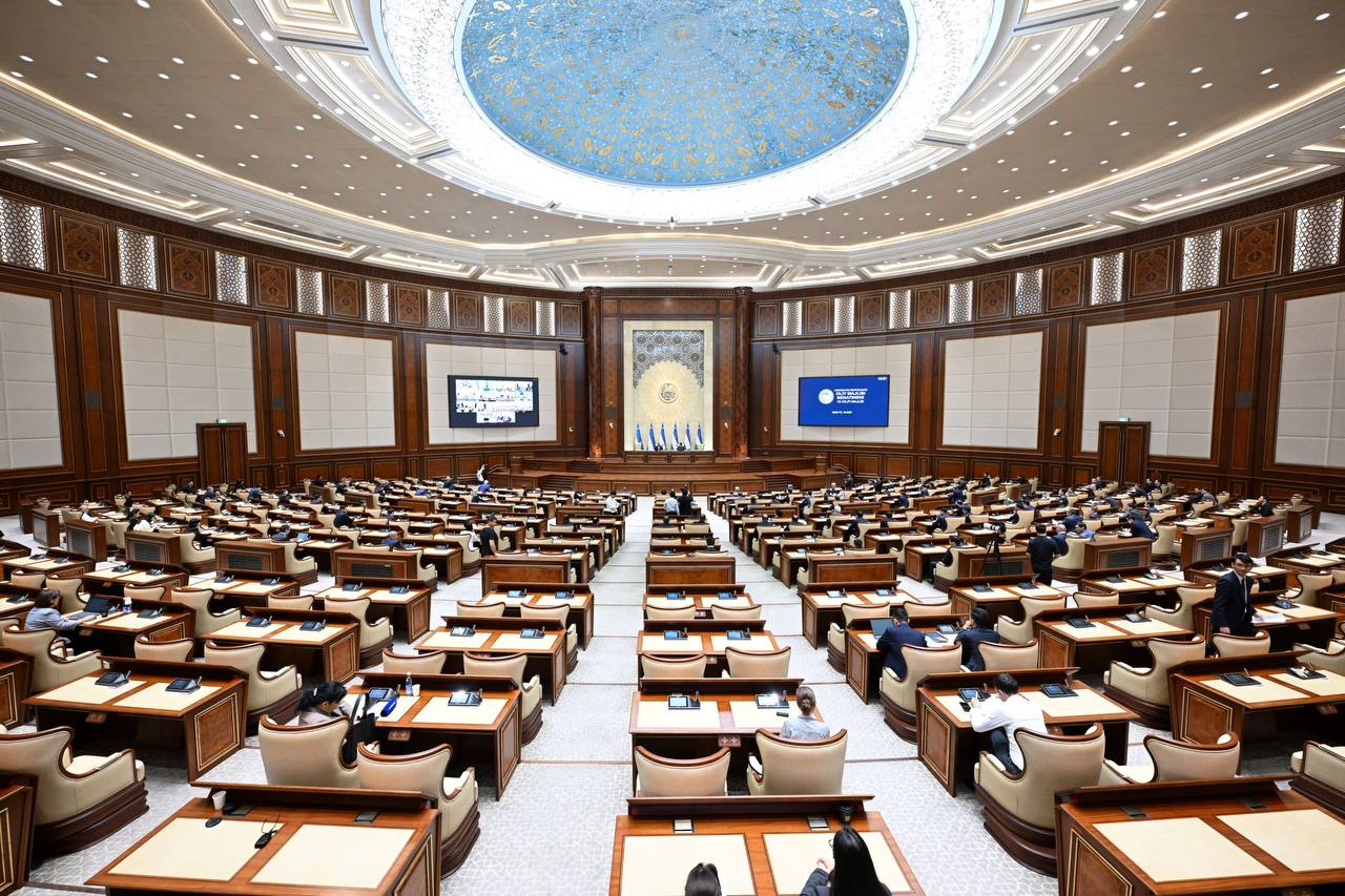 Oliy Majlis Senatining navbatdagi yalpi majlisida Bola huquqlari bo‘yicha vakilning bola huquqlari to‘g‘risidagi qonunchilikka davlat organlari tomonidan rioya etilishi haqidagi ma’ruzasidan lavhalar