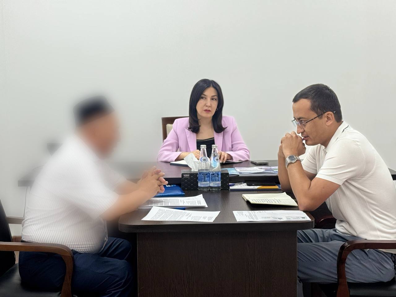 Bolalar ombudsmanining iyul oyi davomida bola huquqlari buzilayotganligi to'g'risida shikoyat bilan kelgan fuqarolar bilan o'tkazgan shaxsiy qabulidan fotolavhalar