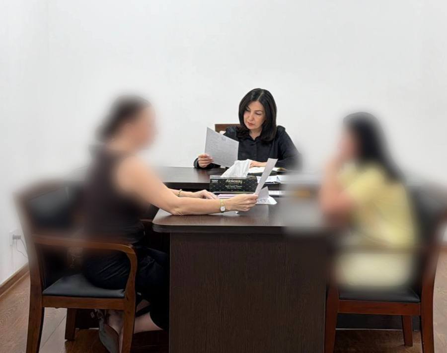 Bolalar ombudsmanining iyul oyi davomida bola huquqlari buzilayotganligi to'g'risida shikoyat bilan kelgan fuqarolar bilan o'tkazgan shaxsiy qabulidan fotolavhalar